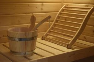 een houten emmer en een stoel in een sauna bij LE ROSSI BED in Cesena