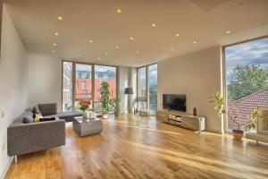 ein Wohnzimmer mit Sofa und Fernseher in der Unterkunft OpaKopa in Klaipėda