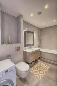 ein Badezimmer mit Toilette, Waschbecken und Badewanne in der Unterkunft OpaKopa in Klaipėda