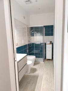 Un baño con bañera, inodoro y lavabo. en Appartamento Maraviglios Alghero, en Alghero