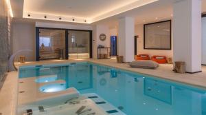 duży basen w dużym pokoju w obiekcie Stic Urban Hotel & SPA w mieście San Antonio