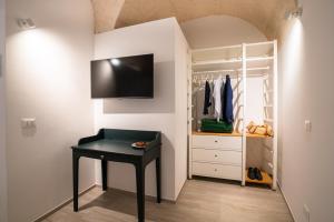 a room with a black desk and a closet at Vico Blu in Polignano a Mare