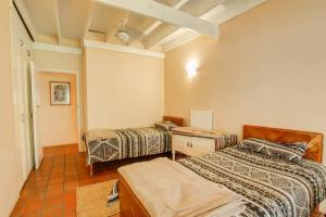 una camera con due letti e un tavolo di Nonna's Nook a St Francis Bay Altre 14 foto