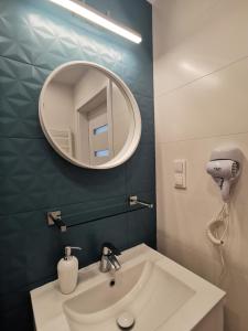 a bathroom with a sink and a mirror at Apartament La Playa in Rowy