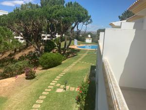 - une vue sur le jardin depuis le balcon d'une maison dans l'établissement Praia da Falésia Alfa Mar Albufeira, à Olhos de Água