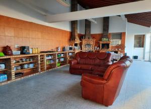 uma sala de estar com um sofá de couro e um balcão em Arrivillage em Arrifes