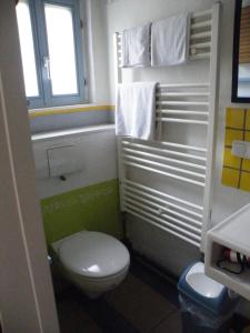 Ένα μπάνιο στο Ferienwohnung Rabe