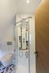 y baño con ducha, aseo y lavamanos. en Living inStein, en Krems an der Donau