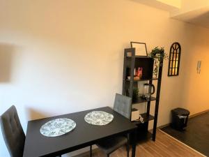 ein Esszimmer mit einem schwarzen Tisch und Stühlen in der Unterkunft Apartment All you need in Göttingen