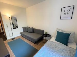 ein kleines Wohnzimmer mit einem Sofa in der Unterkunft Apartment All you need in Göttingen