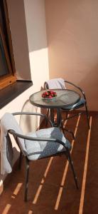 緬滋波爵的住宿－Pokoje Gościnne KEJA，两把椅子和一张桌子以及一张桌子和椅子