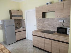 Kuchyň nebo kuchyňský kout v ubytování Gitta apartman Lesenceistvánd