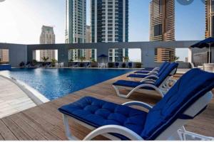 Zdjęcie z galerii obiektu 3 bedroom marina beach view apartment skyview tower marina w Dubaju