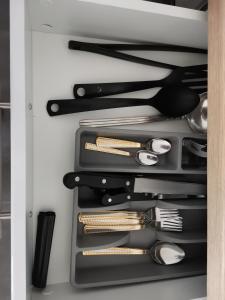 un cajón lleno de utensilios en la cocina en Vila Marija Zlatibor - Apartman 2, en Zlatibor
