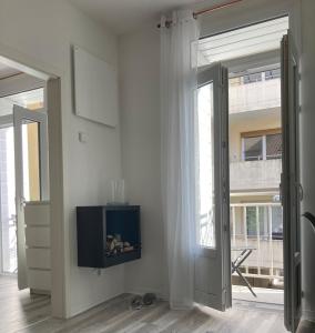 a living room with a tv and a window at Living at Saarpartments - AdultsOnly - Business & Holiday Homes with Kitchen for Long- and Short Term stay, 3 min to St Johanner Markt and Points of Interest in Saarbrücken