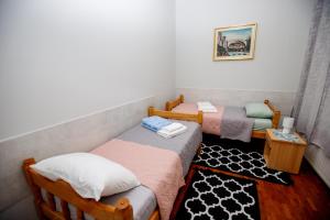 Un pat sau paturi într-o cameră la Angeli Vila Apartments