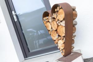 un corazón hecho de madera y troncos de fuego en Apart Sabrina Fügen en Fügen