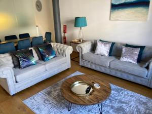 Χώρος καθιστικού στο ROYAL WILLIAM YARD Luxury Apartments at "THE BRUCE" - FAMILY APARTMENT and Connecting DELUXE STUDIO - PRIVATE connecting lobby so BOOK BOTH For LARGER GROUPS - FREE ONSITE PARKING
