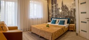 ein Schlafzimmer mit einem Bett mit einem Wandbild der Stadt in der Unterkunft Sana Hostel in Kharkov