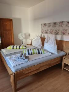 Łóżko lub łóżka w pokoju w obiekcie Ferienwohnungen Ödenburgerhof