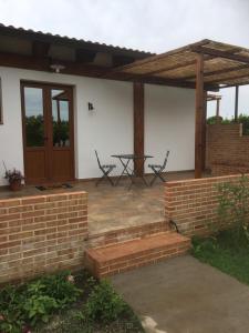 d'une terrasse avec une table et un mur en briques. dans l'établissement Agriturismo Le Terre Di Zoe', à Limbadi