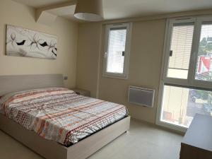 En eller flere senge i et værelse på Villa Jacaranda