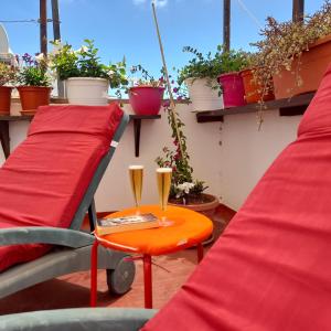 una mesa con dos vasos en un balcón con plantas en Casa Flores, en Arrecife