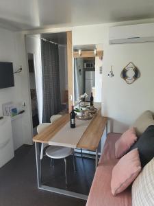 Fotografie z fotogalerie ubytování Two Roses Mobile Home v destinaci Jezera