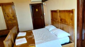 En eller flere senger på et rom på casa di Faustina (albergo diffuso)