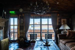 sala de estar con sofá y lámpara de araña en Hotel Old House Resort & SPA, en Ust'-Koysug