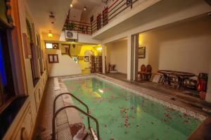 Kolam renang di atau dekat dengan Hotel Devraj Niwas on Lake Pichola