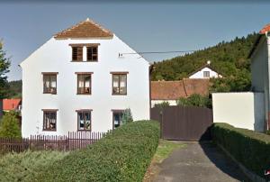 a white house with a fence at Chalupa u Brčáků in Ktiš