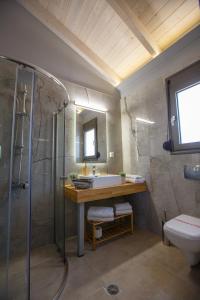 W łazience znajduje się prysznic, umywalka i toaleta. w obiekcie Théa boutique villas sivota III w mieście Sivota