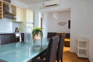 Kuchyň nebo kuchyňský kout v ubytování PortHouse Apartments