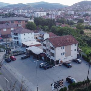 Nespecifikovaný výhled na hory nebo výhled na hory při pohledu z motelu