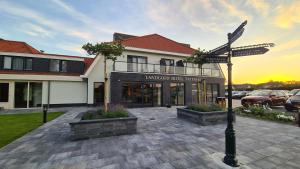 un panneau de rue devant un bâtiment dans l'établissement Landgoed Hotel Tatenhove Texel, à De Koog