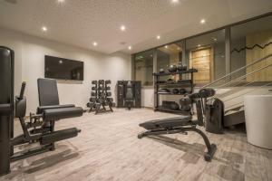 un gimnasio con equipo cardiovascular en una habitación con espejos en Sky La Rosière by Alpapart, en La Rosière 2 fotos más