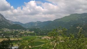 - une vue sur une vallée avec des montagnes en arrière-plan dans l'établissement T2 Coeur d' Argelès-Gazost, tout à pied, à Argelès-Gazost