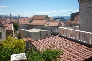 vista arial de um telhado de edifícios em uma cidade em Apartmani Dotur em Split