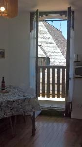 een slaapkamer met een open deur naar een balkon bij T2 Coeur d' Argelès-Gazost, tout à pied in Argelès-Gazost
