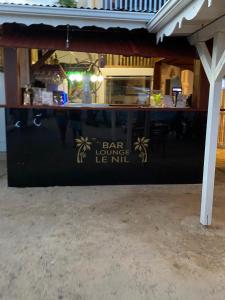 eine Bar mit einem Bar-Zombie-le-nil-Schild darauf in der Unterkunft Le NIL in Sainte-Anne