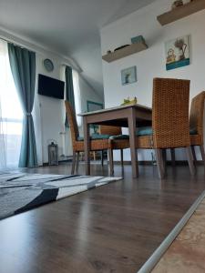 Televízia a/alebo spoločenská miestnosť v ubytovaní Kamilla Apartman Villapark