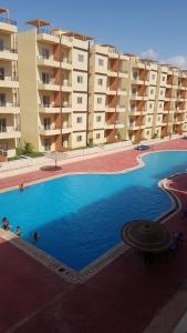 The swimming pool at or close to شاليهات للعائلات بمنتجع ريتال فيو الساحل الشمالى