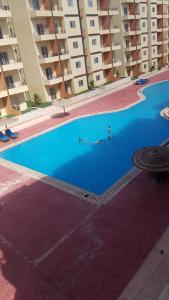 The swimming pool at or close to شاليهات للعائلات بمنتجع ريتال فيو الساحل الشمالى
