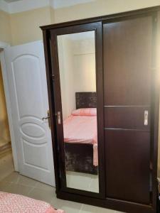 A bed or beds in a room at شاليهات للعائلات بمنتجع ريتال فيو الساحل الشمالى