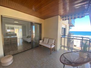 uma sala de estar com vista para o oceano em Nuevo apartamento en Gandía con vistas al mar em Playa de Gandia