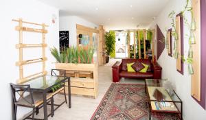 ein Wohnzimmer mit einem Glastisch und einem Sofa in der Unterkunft Easy Sants by Bossh! in Barcelona