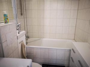 Ferienwohnung für 1-3 Personen in BERLIN, Nähe U Friedrichsfelde في برلين: حمام أبيض مع حوض ومرحاض