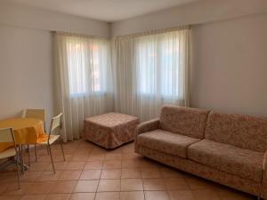a living room with a couch and a table at Residence Le Saline in Borgio Verezzi