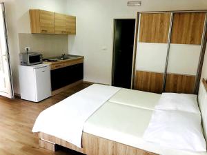 Kuchyňa alebo kuchynka v ubytovaní Apartmani Maki